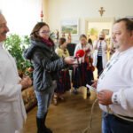 22.12.2012 Kielce. Członkowie zespołu „Majeranki”, działającym przy Stowarzyszeniu Miłośników Kultury Ludowej w Rabce Zdroju, w Świętokrzyskim Centrum Onkologi / Wojciech Habdas / Radio Kielce