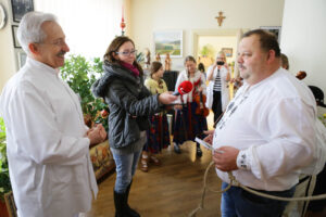 22.12.2012 Kielce. Członkowie zespołu „Majeranki”, działającym przy Stowarzyszeniu Miłośników Kultury Ludowej w Rabce Zdroju, w Świętokrzyskim Centrum Onkologi / Wojciech Habdas / Radio Kielce