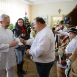 22.12.2012 Kielce. Członkowie zespołu „Majeranki”, działającym przy Stowarzyszeniu Miłośników Kultury Ludowej w Rabce Zdroju, w Świętokrzyskim Centrum Onkologi / Wojciech Habdas / Radio Kielce