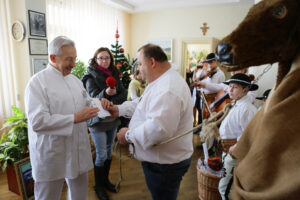 22.12.2012 Kielce. Członkowie zespołu „Majeranki”, działającym przy Stowarzyszeniu Miłośników Kultury Ludowej w Rabce Zdroju, w Świętokrzyskim Centrum Onkologi / Wojciech Habdas / Radio Kielce