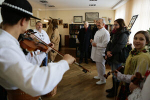 22.12.2012 Kielce. Członkowie zespołu „Majeranki”, działającym przy Stowarzyszeniu Miłośników Kultury Ludowej w Rabce Zdroju, w Świętokrzyskim Centrum Onkologi / Wojciech Habdas / Radio Kielce