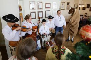 22.12.2012 Kielce. Członkowie zespołu „Majeranki”, działającym przy Stowarzyszeniu Miłośników Kultury Ludowej w Rabce Zdroju, w Świętokrzyskim Centrum Onkologi / Wojciech Habdas / Radio Kielce