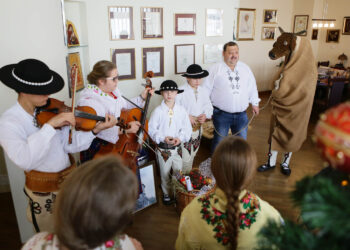 22.12.2012 Kielce. Członkowie zespołu „Majeranki”, działającym przy Stowarzyszeniu Miłośników Kultury Ludowej w Rabce Zdroju, w Świętokrzyskim Centrum Onkologi / Wojciech Habdas / Radio Kielce