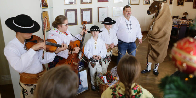 22.12.2012 Kielce. Członkowie zespołu „Majeranki”, działającym przy Stowarzyszeniu Miłośników Kultury Ludowej w Rabce Zdroju, w Świętokrzyskim Centrum Onkologi / Wojciech Habdas / Radio Kielce