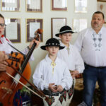 22.12.2012 Kielce. Członkowie zespołu „Majeranki”, działającym przy Stowarzyszeniu Miłośników Kultury Ludowej w Rabce Zdroju, w Świętokrzyskim Centrum Onkologi / Wojciech Habdas / Radio Kielce