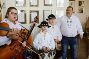 22.12.2012 Kielce. Członkowie zespołu „Majeranki”, działającym przy Stowarzyszeniu Miłośników Kultury Ludowej w Rabce Zdroju, w Świętokrzyskim Centrum Onkologi / Wojciech Habdas / Radio Kielce