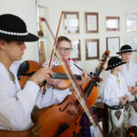 22.12.2012 Kielce. Członkowie zespołu „Majeranki”, działającym przy Stowarzyszeniu Miłośników Kultury Ludowej w Rabce Zdroju, w Świętokrzyskim Centrum Onkologi / Wojciech Habdas / Radio Kielce