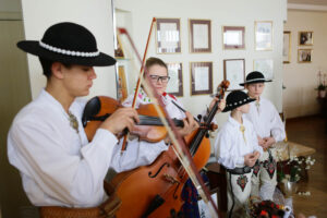 22.12.2012 Kielce. Członkowie zespołu „Majeranki”, działającym przy Stowarzyszeniu Miłośników Kultury Ludowej w Rabce Zdroju, w Świętokrzyskim Centrum Onkologi / Wojciech Habdas / Radio Kielce