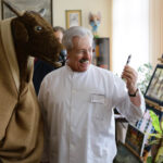 22.12.2012 Kielce. Członkowie zespołu „Majeranki”, działającym przy Stowarzyszeniu Miłośników Kultury Ludowej w Rabce Zdroju, w Świętokrzyskim Centrum Onkologi / Wojciech Habdas / Radio Kielce