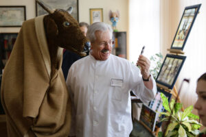 22.12.2012 Kielce. Członkowie zespołu „Majeranki”, działającym przy Stowarzyszeniu Miłośników Kultury Ludowej w Rabce Zdroju, w Świętokrzyskim Centrum Onkologi / Wojciech Habdas / Radio Kielce