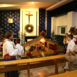 22.12.2012 Kielce. Członkowie zespołu „Majeranki”, działającym przy Stowarzyszeniu Miłośników Kultury Ludowej w Rabce Zdroju, w Świętokrzyskim Centrum Onkologi / Wojciech Habdas / Radio Kielce