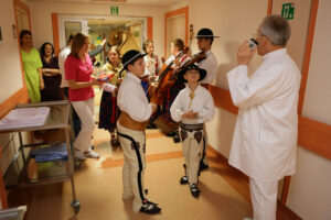 22.12.2012 Kielce. Członkowie zespołu „Majeranki”, działającym przy Stowarzyszeniu Miłośników Kultury Ludowej w Rabce Zdroju, w Świętokrzyskim Centrum Onkologi / Wojciech Habdas / Radio Kielce