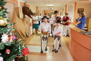 22.12.2012 Kielce. Członkowie zespołu „Majeranki”, działającym przy Stowarzyszeniu Miłośników Kultury Ludowej w Rabce Zdroju, w Świętokrzyskim Centrum Onkologi / Wojciech Habdas / Radio Kielce