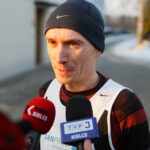 30.12.2016 Szydłów. 37 Międzynarodowe Uliczne Biegi Sylwestrowe. Bieg główny - seniorki i seniorzy. Zwycięzca - Artur Kozłowski. / Wojciech Habdas / Radio Kielce