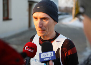 30.12.2016 Szydłów. 37 Międzynarodowe Uliczne Biegi Sylwestrowe. Bieg główny - seniorki i seniorzy. Zwycięzca - Artur Kozłowski. / Wojciech Habdas / Radio Kielce