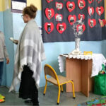 20.1.2017 Masłów. Zespół Szkół im. Jana Pawła II, przedstawienie dla babć i dziadków, ostrzegające przed próbami wyłudzeń metodą "na wnuczka". / Wojciech Habdas / Radio Kielce