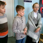 20.1.2017 Masłów. Zespół Szkół im. Jana Pawła II, przedstawienie dla babć i dziadków, ostrzegające przed próbami wyłudzeń metodą "na wnuczka". / Wojciech Habdas / Radio Kielce