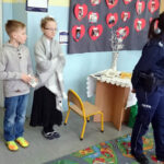 20.1.2017 Masłów. Zespół Szkół im. Jana Pawła II, przedstawienie dla babć i dziadków, ostrzegające przed próbami wyłudzeń metodą "na wnuczka". 20.1.2017 Masłów. Zespół Szkół im. Jana Pawła II, przedstawienie dla babć i dziadków, ostrzegające przed próbami wyłudzeń metodą "na wnuczka". Policja uczulała na próby oszustw. / Wojciech Habdas / Radio Kielce