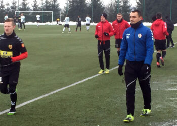 14.1.2017 Kielce. Bezbramkowym remisem zakończył się pierwszy zimowy mecz kontrolny piłkarzy Korony Kielce. Podopieczni Macieja Bartoszka zamiast z ekstraklasowym Zagłębiem Lubin zmierzyli się z drugoligową Wartą Poznań. / Radio Kielce