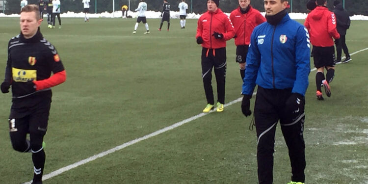 14.1.2017 Kielce. Bezbramkowym remisem zakończył się pierwszy zimowy mecz kontrolny piłkarzy Korony Kielce. Podopieczni Macieja Bartoszka zamiast z ekstraklasowym Zagłębiem Lubin zmierzyli się z drugoligową Wartą Poznań. / Radio Kielce