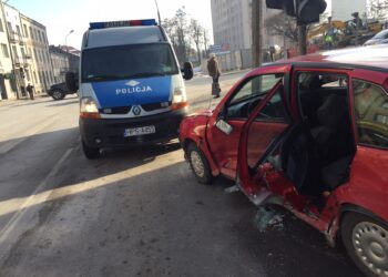 Kolizja wypadek na skrzyżowaniu ulic Żeromskiego i Seminaryjskiej w Kielcach / Jarosław Kubalski / Radio Kielce