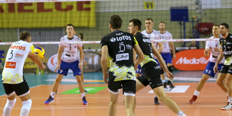 07.11.2015. 2. kolejka PlusLigi siatkarzy: Effector Kielce - Lotos Trefl Gdańsk / Kamil Król / Radio Kielce