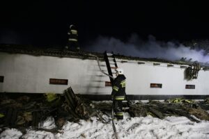 06.01.2016 Bieliny. Pożar budynku kurzej fermy / Jarosław Kubalski / Radio Kielce