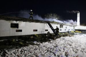 06.01.2016 Bieliny. Pożar budynku kurzej fermy / Jarosław Kubalski / Radio Kielce