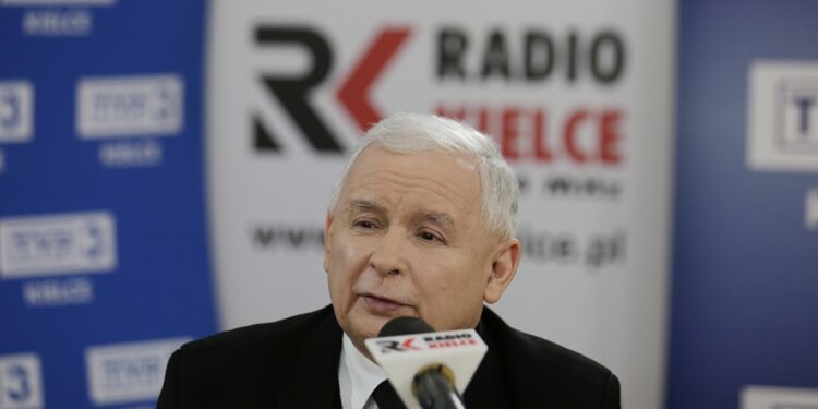 16.01.2017 Starachowice. Prezes PiS Jarosław Kaczyński podczas wywiadu dla Radia Kielce. / Radio Kielce