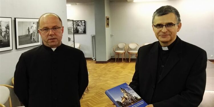 29.01.2017 Ostrowiec. Monografia opisująca 400 lat istnienia parafii Świętego Michała Archanioła / Kalina Łabuz / Radio Kielce