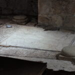 Zabytki Muzeum Regionalnego w Wiślicy. Płyta Orantów z XII wieku / Krzysztof Żołądek / Radio Kielce