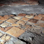 Zabytki Muzeum Regionalnego w Wiślicy. Fragment XIII-wiecznej posadzki / Krzysztof Żołądek / Radio Kielce