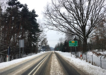 13.1.2017 Droga do Zagnańska. Trudne warunki na drogach / Robert Felczak / Radio Kielce