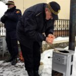 22.01.2017 Kielce. Straż Miejska pokazywała jak rozpalać piec / Robert Felczak / Radio Kielce