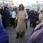 06.01.2017 Kielce. Orszak Trzech Króli. Wit Chamera jako król spóźniony. / Jarosław Kubalski / Radio Kielce