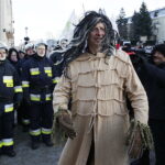 06.01.2017 Kielce. Orszak Trzech Króli. Wit Chamera jako król spóźniony. / Jarosław Kubalski / Radio Kielce