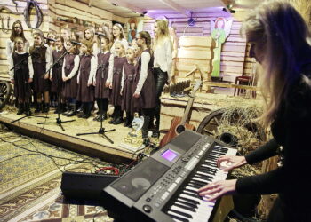 06.01.2017 Kielce. II Festiwal Kolęd i Pastorałek "Żołnierskie kolędowanie" w Kościele Garnizonowym. Zespół BONUS. / Jarosław Kubalski / Radio Kielce