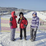07.01.2017 Niestachów. Stok narciarski. Iwona Murawska, Ryszard Koziej i Agnieszka Dyk. / Jarosław Kubalski / Radio Kielce