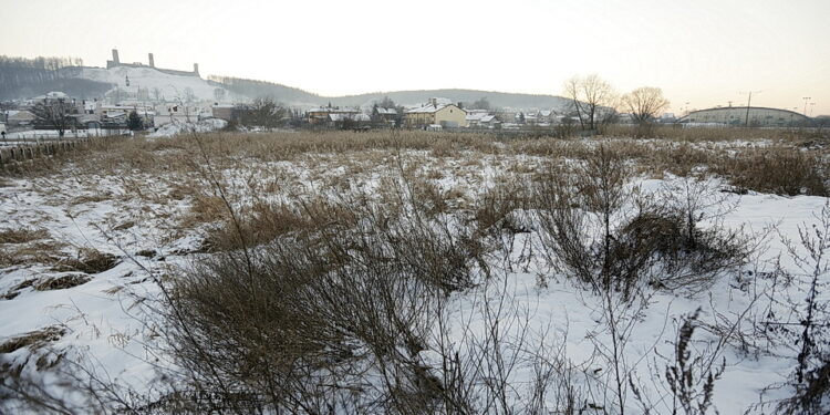 11.01.2017 Chęciny. Teren gdzie ma powstać park. / Jarosław Kubalski / Radio Kielce
