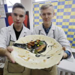 11.1.2017 Kielce. W Zespole Szkół Przemysłu Spożywczego odbył się konkurs kulinarny, przewodniczącym jury był restaurator Karol Okrasa. / Jarosław Kubalski / Radio Kielce