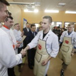 11.1.2017 Kielce. W Zespole Szkół Przemysłu Spożywczego odbył się konkurs kulinarny, przewodniczącym jury był restaurator Karol Okrasa. / Jarosław Kubalski / Radio Kielce