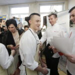 11.1.2017 Kielce. W Zespole Szkół Przemysłu Spożywczego odbył się konkurs kulinarny, przewodniczącym jury był restaurator Karol Okrasa. / Jarosław Kubalski / Radio Kielce