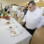 11.1.2017 Kielce. W Zespole Szkół Przemysłu Spożywczego odbył się konkurs kulinarny, przewodniczącym jury był restaurator Karol Okrasa. / Jarosław Kubalski / Radio Kielce