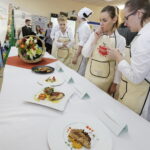 11.1.2017 Kielce. W Zespole Szkół Przemysłu Spożywczego odbył się konkurs kulinarny, przewodniczącym jury był restaurator Karol Okrasa. / Jarosław Kubalski / Radio Kielce