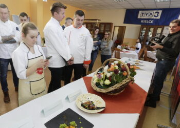 11.1.2017 Kielce. W Zespole Szkół Przemysłu Spożywczego odbył się konkurs kulinarny, przewodniczącym jury był restaurator Karol Okrasa. / Jarosław Kubalski / Radio Kielce