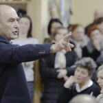 12.01.2017 Kielce. Wiceprezydent miasta Andrzej Sygut spotkał się z rodzicami w sprawie przeniesienia Szkoły Podstawowej nr 1. / Jarosław Kubalski / Radio Kielce