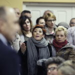 12.01.2017 Kielce. Wiceprezydent miasta Andrzej Sygut spotkał się z rodzicami w sprawie przeniesienia Szkoły Podstawowej nr 1. / Jarosław Kubalski / Radio Kielce