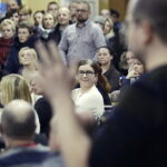 12.01.2017 Kielce. Wiceprezydent miasta Andrzej Sygut spotkał się z rodzicami w sprawie przeniesienia Szkoły Podstawowej nr 1. / Jarosław Kubalski / Radio Kielce