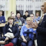 12.01.2017 Kielce. Wiceprezydent miasta Andrzej Sygut spotkał się z rodzicami w sprawie przeniesienia Szkoły Podstawowej nr 1. / Jarosław Kubalski / Radio Kielce