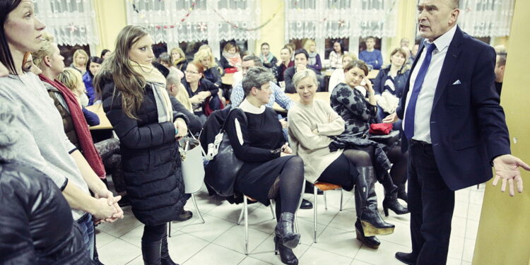 12.01.2017 Kielce. Wiceprezydent miasta Andrzej Sygut spotkał się z rodzicami w sprawie przeniesienia Szkoły Podstawowej nr 1. / Jarosław Kubalski / Radio Kielce